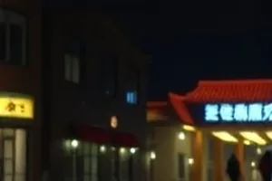 静音候车厅封面：空荡候车厅里的长椅与熄灭的广播灯